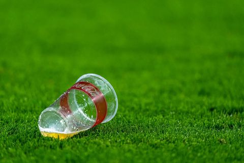 Bier gooien kost geld: PSV voert statiegeld op bekers in