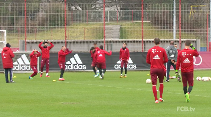 Bayern München maakt duo dizzy met deze zieke rondo tijdens training (video)