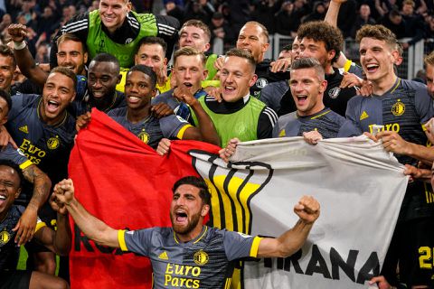 Hier kijken de Feyenoord-fans in Rotterdam naar de finale van de Conference League