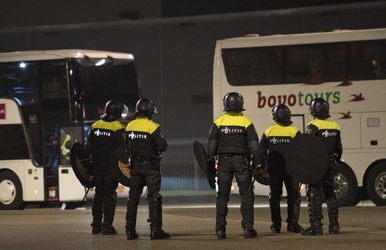 Stadionverbod voor tien ADO-fans die politie aanvielen