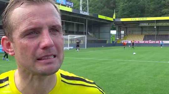 Roel Janssen steelt show op VVV-training tijdens interview Lee Cattermole (video)