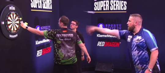 🎥​🏹​|​ Gavin Carlin doorboort bijna darter die traag is met pijltjes uit bord halen