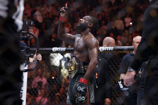 🥊 | Aljamain Sterling behoudt titel met nipte overwinning op oud-kampioen Henry Cejudo