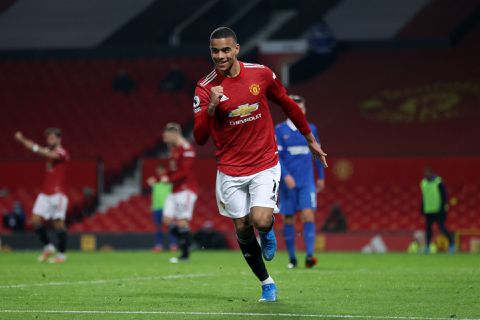 Manchester United doet met wat hulp van scheids en VAR goede zaken in strijd om plek 2