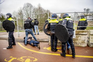 Politie heeft het druk ondanks lege Kuip: 64 aanhoudingen tijdens de Klassieker