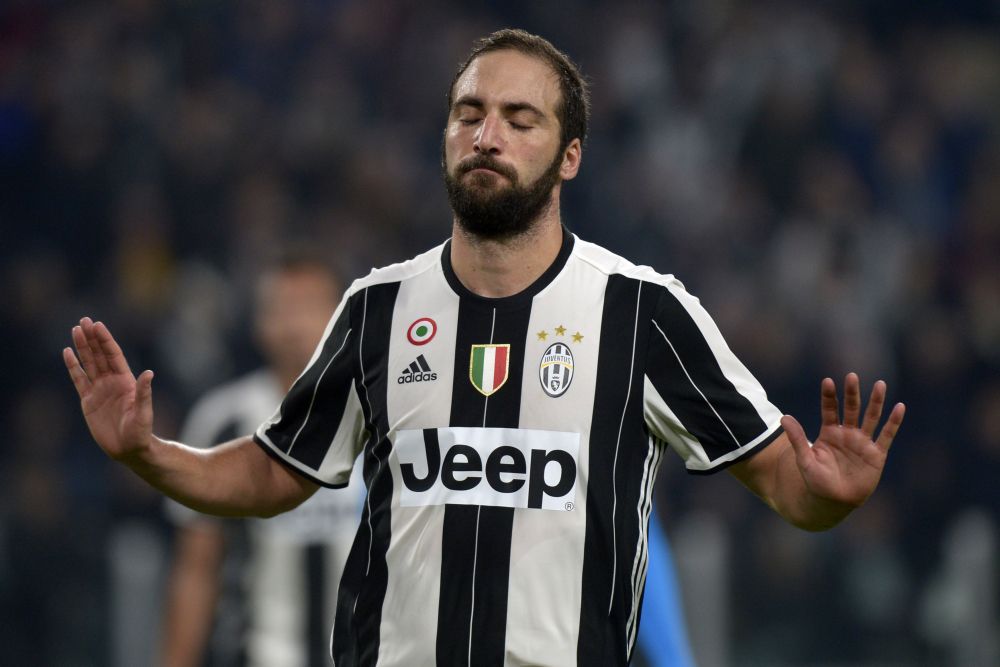 'Overgelopen' Higuaín schiet Juventus langs Napoli en juicht niet