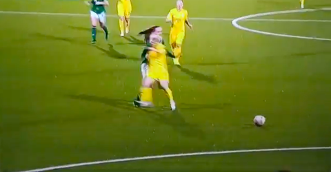 🎥 | Oekraïense voetbalster krijgt allerdomste rode kaart ooit na idiote bodycheck