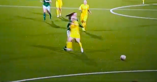 🎥 | Oekraïense voetbalster krijgt allerdomste rode kaart ooit na idiote bodycheck