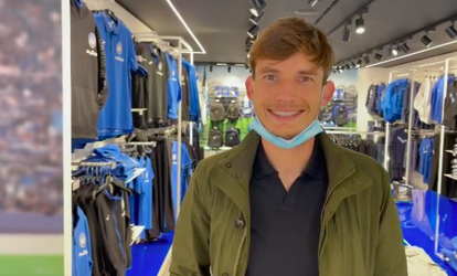 🎥😂 | Marten de Roon plaatst hilarische fanstore-video: 'Ik betaal en signeer jullie shirts!'