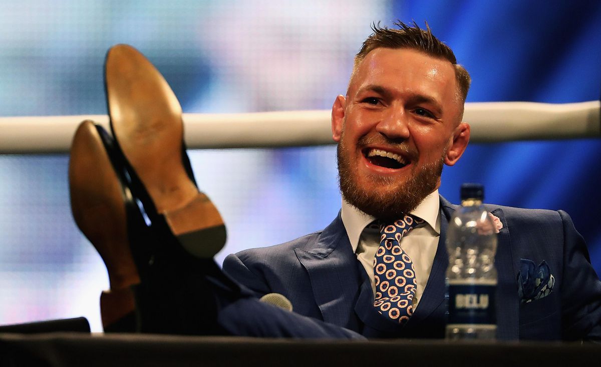 McGregor doet op z'n verjaardag weer face-off met Mayweather