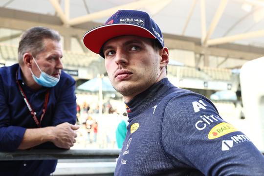 Brits medium flink onder vuur na speciale boodschap voor Max Verstappen