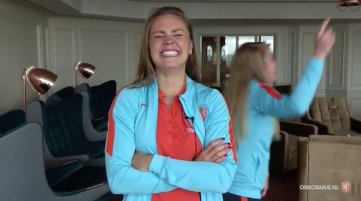 Haha! Lieke Martens kan lach niet inhouden om zingende Kika van Es (video)