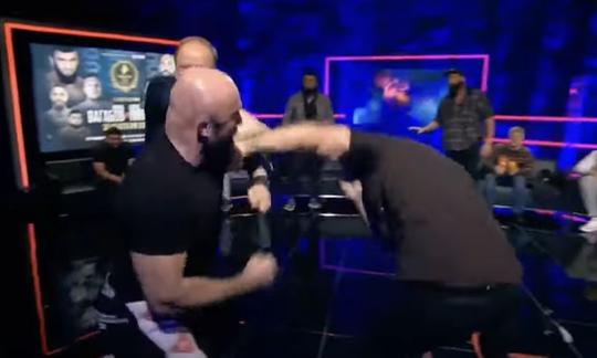 🎥 | Oud-UFC-vechter gaat live op Russische tv andere vechtsporter te lijf