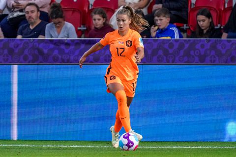 Pelova bedankt voorlopig voor het buitenland en verlengt bij Ajax: 'Stap moet goed zijn'