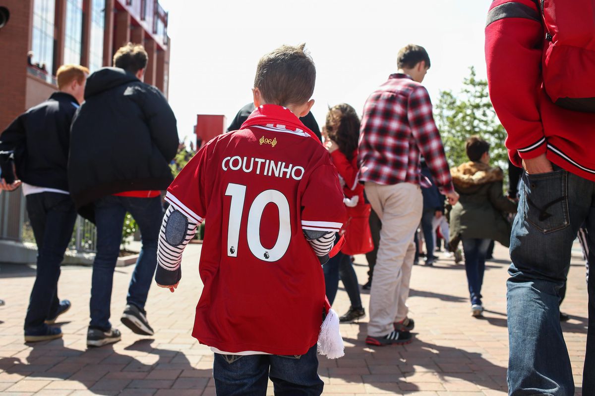 Liverpool geeft deel van 160 miljoen euro voor Coutinho aan fans met Coutinho-shirt