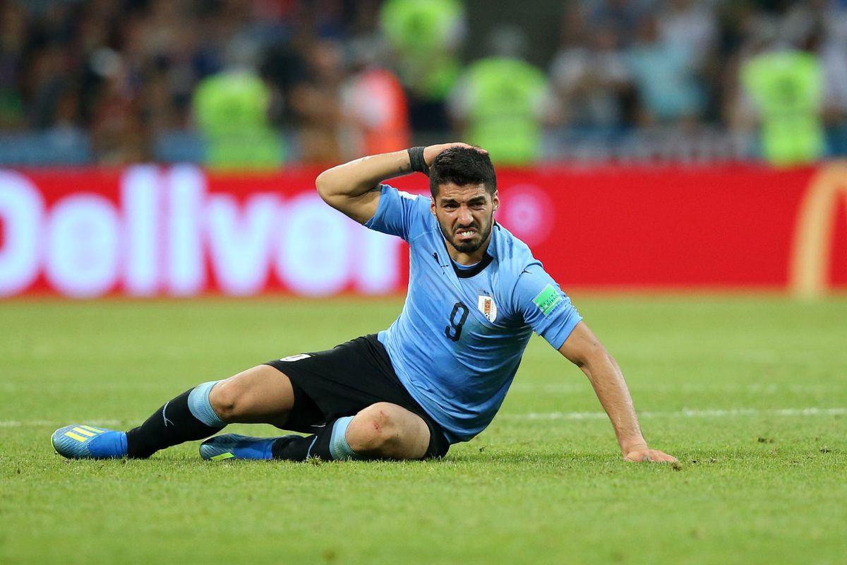 Suárez laat Uruguay schrikken en hinkt op training geblesseerd naar de kant