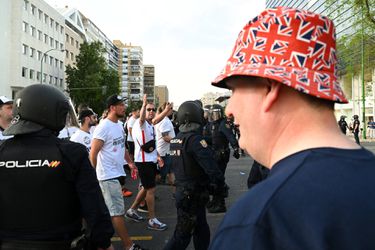 🎥​😡​ | Wedstrijdje terrasstoelengooien in Sevilla: Frankfurt- en Rangers-fans hebben het niet gezellig