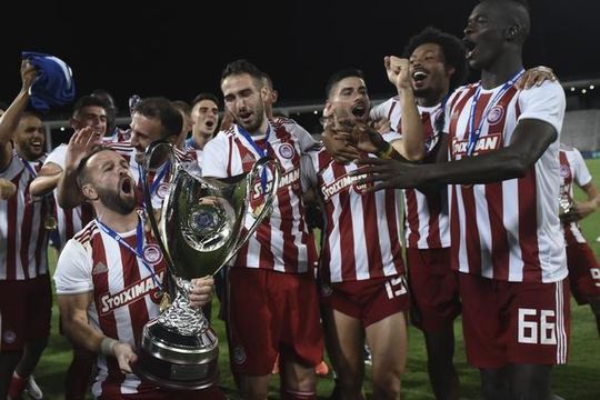 Scheidsrechter Kuipers trekt liefst 8 keer geel in Griekse bekerfinale: Olympiakos wint 'm