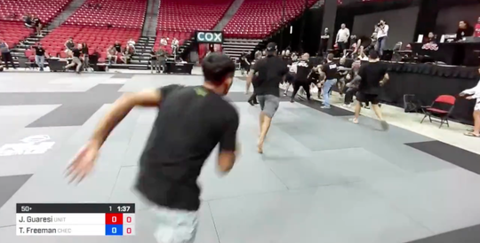 🎥 | BIZAR! Grappling-duel leidt tot massale knokpartij, coach trekt een mes