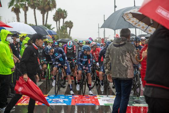 🎥 | Amateuristisch: organisatie Vuelta moet publiek vragen om uitslag tussensprint
