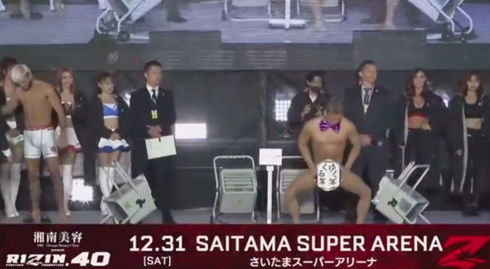 🎥 | Knokker Nobumitsu 'Tyson' laat al zijn wapens zien bij weigh-in: totaal bloot