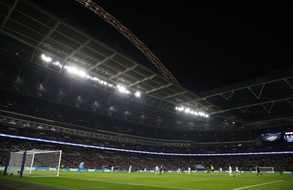 'Stamford Bridge wordt flink uitgebreid; Chelsea 3 jaar naar Wembley'