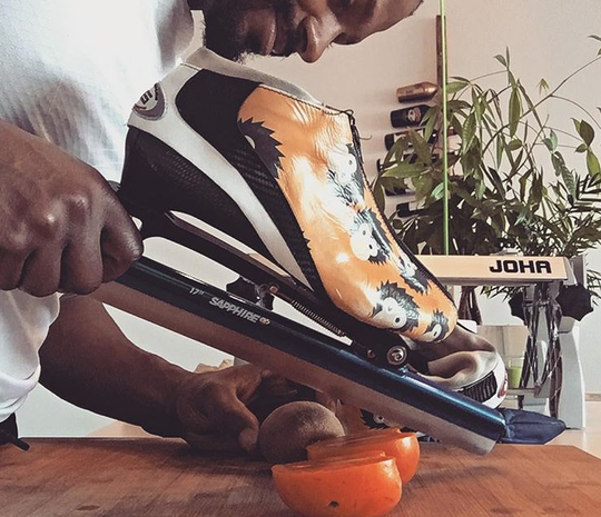 Haha! Nederlands-Dominicaanse schaatser snijdt op Instagram fruit met schaatsijzers