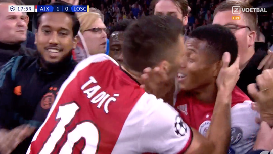 HAHA! Tadic slaat Neres en geeft hem daarna een kusje na goal Promes (video)