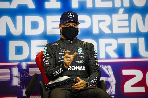 Valtteri Bottas reageert boos op switch met Russell: 'Bullshit, zoiets doen we hier niet'