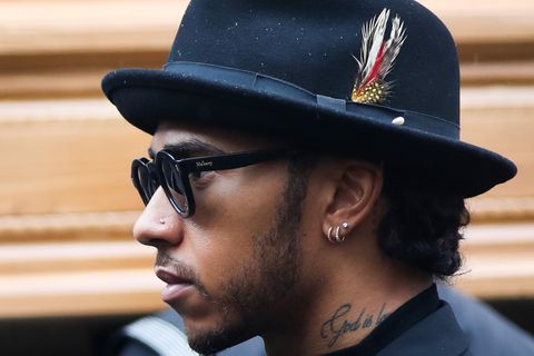 Lewis Hamilton wil zijn sieraden niet uitdoen: 'Kan alleen als ik mijn oren er afhak'