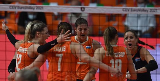 🎥 | Oranje volleybalsters winnen van altijd vervelende Duitsers en staan in kwartfinale EK