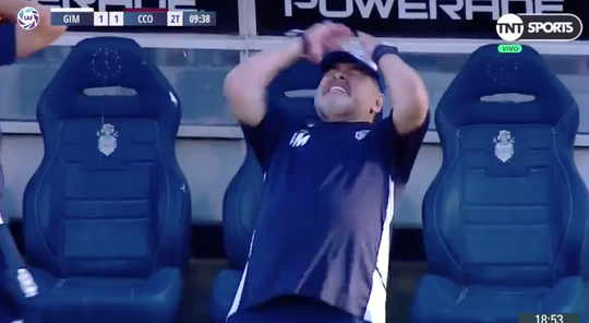 🎥 | LOL! Maradona baalt zó van gemiste kans, dat-ie achterover lazert