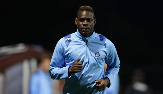 🎥​ | Gezellig bij Adana Demispor: trainer Vincenzo Montella wil Mario Balotelli op zijn bek timmeren