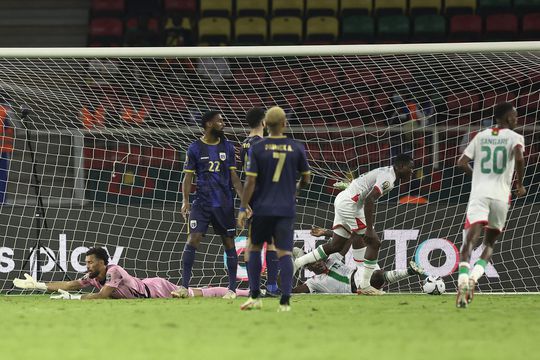 Ajacied Hassane Bandé scoort enige doelpunt bij Kaapverdië - Burkina Faso