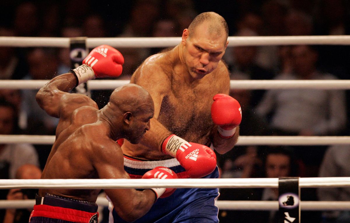 Oud-wereldkampioen boksen 'The Beast from the East' meldt zich aan voor oorlog tegen Oekraïne