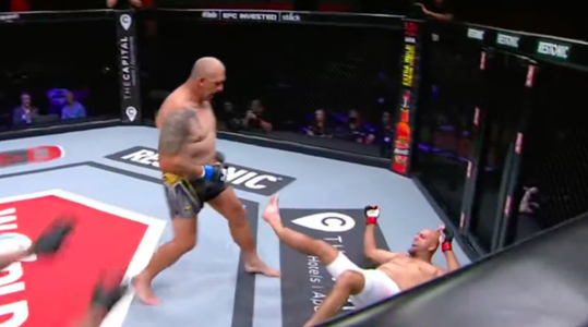 🎥 | Schokkend! MMA-vechter Willem Smith breekt been bij uitdelen van lowkick