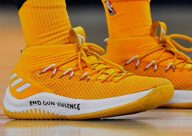 Uitblinkende NBA-ster schrijft krachtige boodschap op schoenen: 'Stop vuurwapengeweld' (video's)