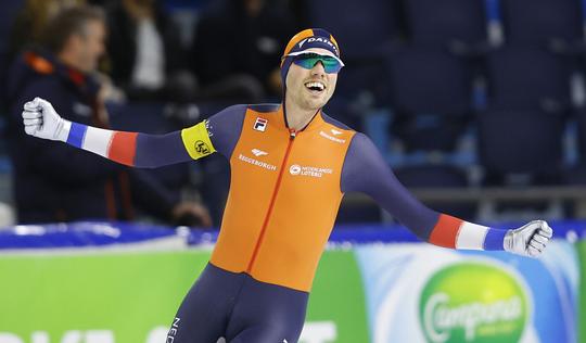 Patrick Roest schaatst baanrecord op 5000 meter aan flarden bij wereldbeker in Thialf