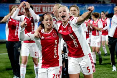 Ajax heeft primeurtje in Nederland met profcontracten voor vrouwen