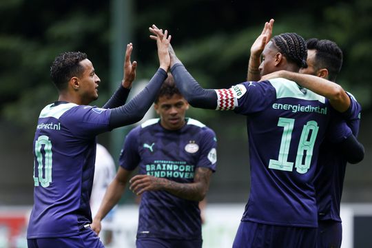 PSV haalt dubbele cijfers tegen oude club van Schmidt, ook Feyenoord en AZ winnen oefenduel