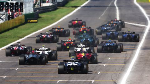Ronde 1 in Monza: Verstappen van P7 naar P4, De Vries goed gestart