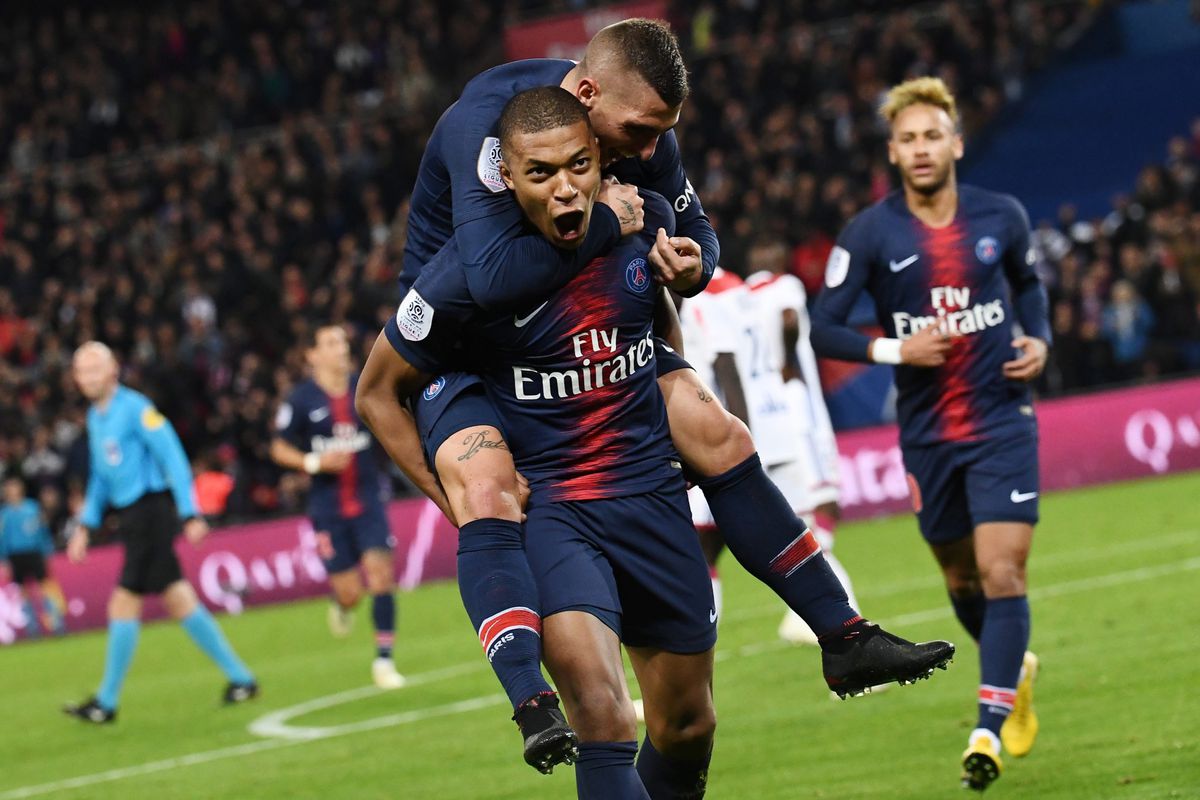 Sensatie in Parijs: Mbappé scoort 4 keer in 13 minuten tijdens topper PSG-Lyon