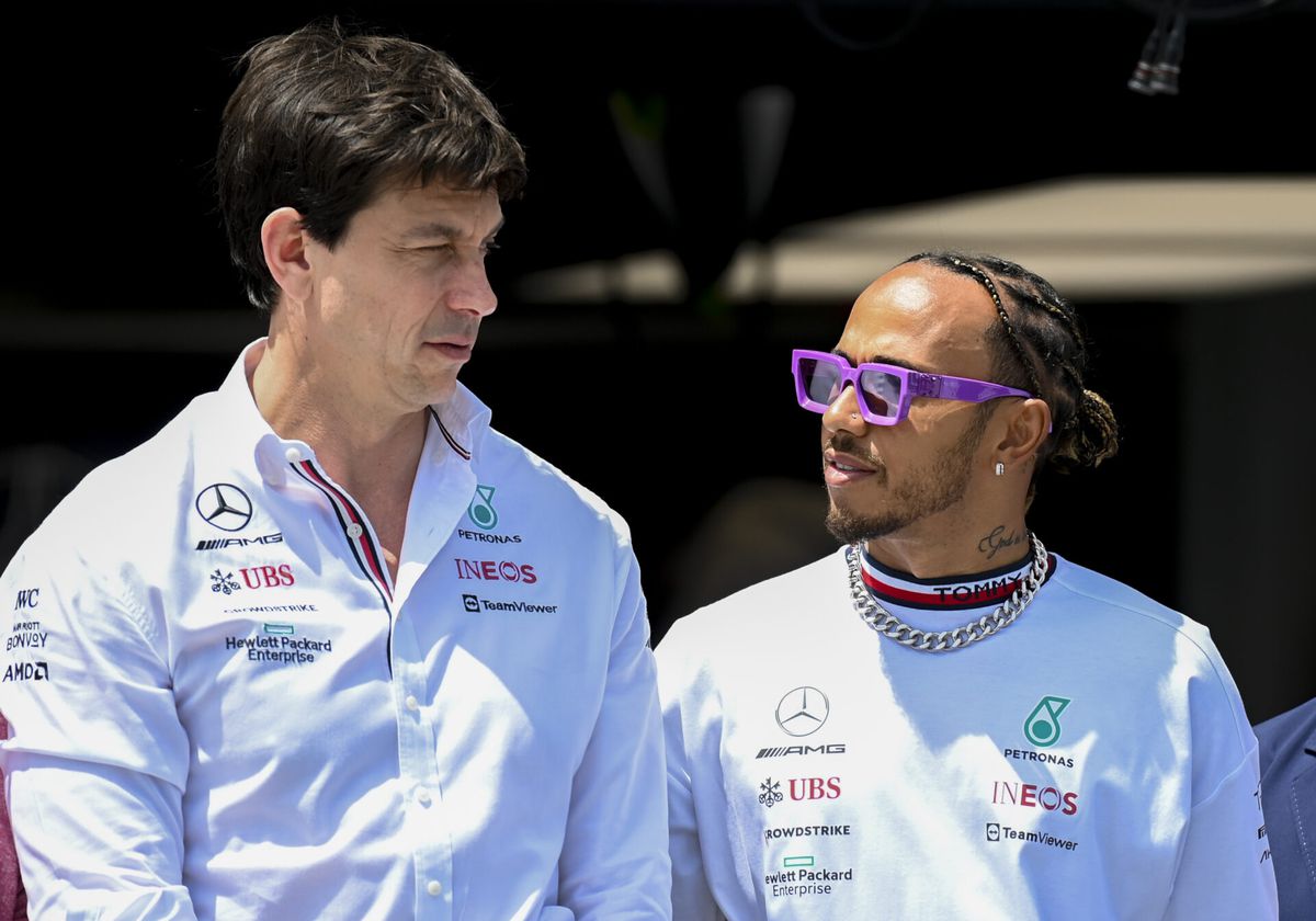 Blijft Lewis Hamilton tóch bij Mercedes? ‘Zijn bang om het over geld te hebben'