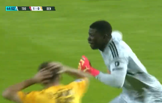 🎥 | Ongekend: jeugdkeeper van Benfica scoort fantastisch doelpunt van eigen helft