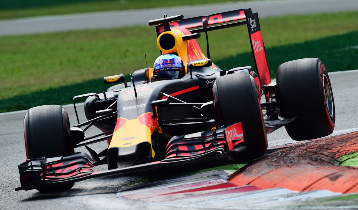 Ricciardo juicht als een baas na meesterlijke inhaalmanoeuvre (video)