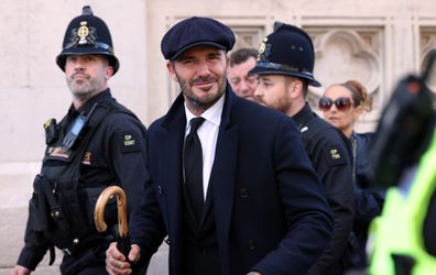 🎥​ | Loyaal en royaal: David Beckham staat 13 uur in de rij om afscheid te nemen van Queen Elizabeth