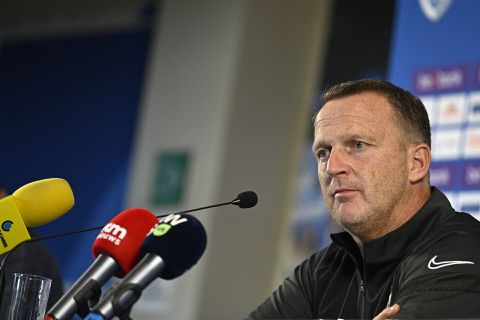 Trainer John van den Brom na dikke maand al ontslagen uit woestijn, weg bij Al Taawon