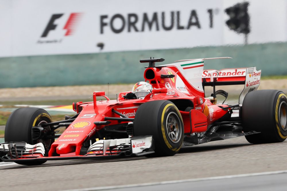 Vettel snelste in bloedhete 1e vrije training van Bahrein, Verstappen 3de