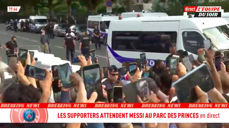 🎥 | Daar is ie! Chaos bij het PSG-stadion na aankomst van Lionel Messi