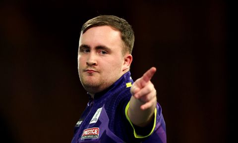 Luke Littler maakt uitglijdertje: 'Ik bied mijn oprechte excuses aan'